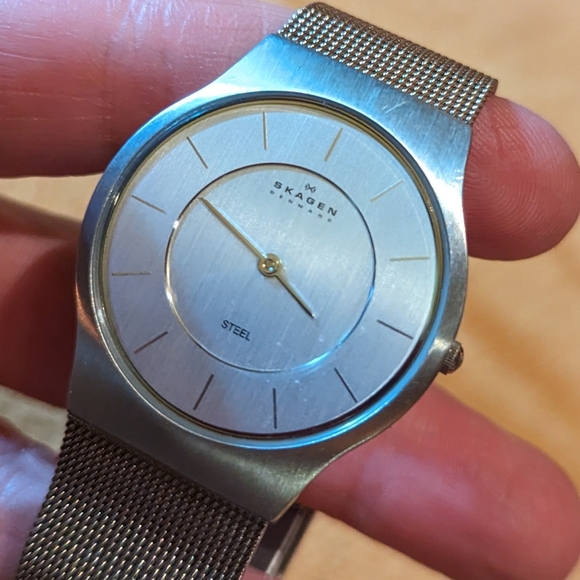 Beautiful Unisex Skagen Denmark 233LSS Super Slim Steel Watch. EUC